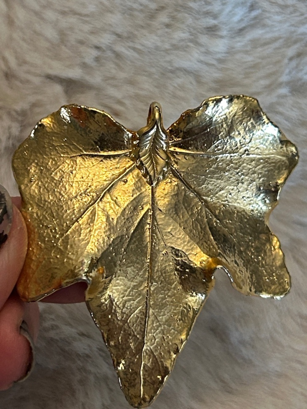 Gold plated leaf pendant for necklace - Picture 2 of 10
